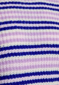Pletená látka v pastelově fialových a bílých pruzích, doplněná tmavě modrými linkami. Texturovaný, vroubkovaný vzor po celé ploše.
