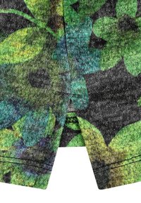 Blumenmusterstoff mit verschiedenen Grüntönen und Blau, strukturierter Strick, mit schwarzen Akzenten und einer zentralen Naht.