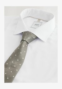 Ausgewählt, white neutral polka dot
