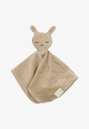 Morbida copertina beige per neonato con testa di coniglio assonnato, occhi chiusi, naso rosa e etichetta in tessuto nell’angolo.