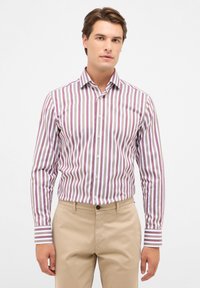 Camicia a maniche lunghe con bottoni, bianca con righe bordeaux e lilla chiaro. Presenta un colletto e polsini a contrasto, realizzata in tessuto leggero.