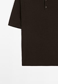 Brun kortærmet polo-shirt lavet af tekstureret strikket stof, med et ribbet mønster og tre knapper ved kraven.