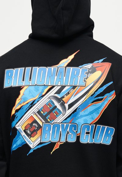 Πίσω μέρος μαύρου φούτερ με κουκούλα με πολύχρωμο γραφικό ταχύπλοου και το έντονο κείμενο «Billionaire Boys Club» σε μπλε και άσπρο.