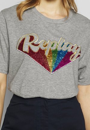 Grå T-shirt med korte ærmer med en glitrende "Replay"-logo i guld og et diamantmønster i regnbuens farver nedenunder.