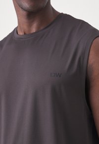 ICANIWILL STRIDE SLEEVELESS MEN - Top - charcoal