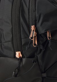 The North Face BOREALIS LUXE - Nahrbtnik - black/burnt coral
