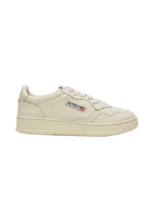 Sneaker in pelle crema a taglio basso con design con lacci, logo Autry e piccola bandiera americana sul lato e area della punta traforata.
