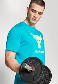 Under Armour BRAHMA BULL - T-shirts med print - circuit teal/radial turquoise/high yellow