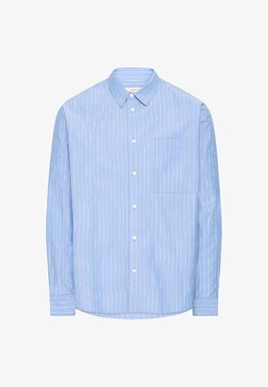 Lyseblå skjorte med knapper, vertikale hvide striber, spids krave, lange ærmer og en lomme på venstre bryst. Glat bomuldsstof.