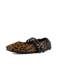 Balerinke s leopardskim uzorkom, smešnim umjetnim krznom, crnim kožnim detaljima, dvostrukom trakom s kopčama i teksturiranom gumenom potplatom.