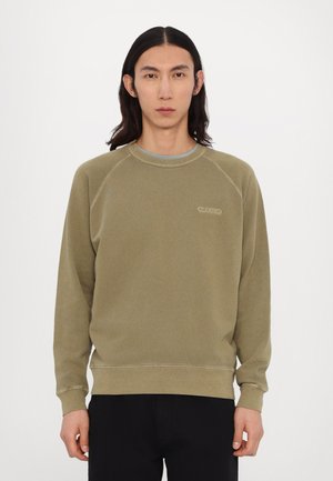 Olijfgroene sweatshirt van een zachte stof, met een ronde hals en raglanmouwen, voorzien van een subtiele geborduurde logo op de borst.