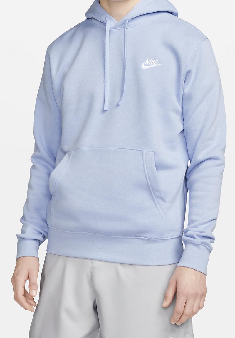Ljusblå Nike-hoodie i mjukt material, med en framficka, dragsko på huvan och vit logotyp på bröstet.