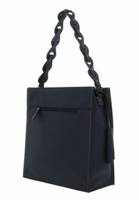 Borsa in pelle blu navy con una forma strutturata, dotata di una maniglia intrecciata, tasca con zip frontale e dettaglio con frange sul lato.