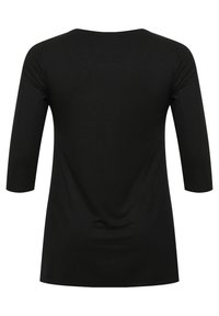 Top noir à manches trois-quarts fabriqué en tissu doux. Il présente un col rond et une coupe légèrement ample avec un ourlet incurvé.