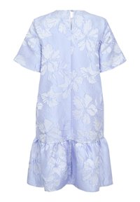 Jasnofioletowa sukienka z kwiatowym żakardem, krótkimi szerokimi rękawami, falbanowanym dołem i zapięciem na guziki z tyłu w formie otworu.