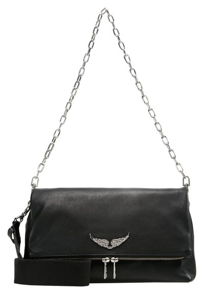 Schwarze Leder-Crossbody-Tasche mit einer silbernen Kettenriemen, ausgestattet mit einem Reißverschluss und einem dekorativen Flügelakzent auf der Vorderseite.
