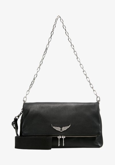 Schwarze Leder-Crossbody-Tasche mit einer silbernen Kettenriemen, ausgestattet mit einem Reißverschluss und einem dekorativen Flügelakzent auf der Vorderseite.