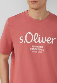 s.Oliver MIT LOGO - T-shirt print - himbeere