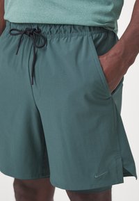 Nike Performance UNLIMITED - Pantalón corto de deporte - vintage green/fir/black