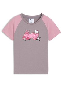 Koszulka dziecięca z krótkim rękawem, różowymi rękawami i szarym korpusem, z różowym, błyszczącym logo "PUMA" otoczonym postaciami Hello Kitty.