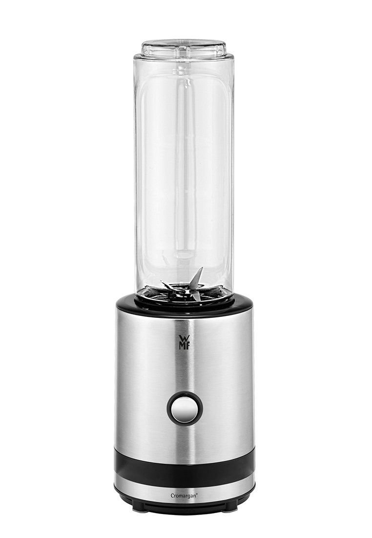 Edelstahlmixer mit einem klaren Kunststoffmixbehälter. Rundes Steuerknopf an der Vorderseite; schwarzer Sockel und Akzente. Glattes, modernes Design.