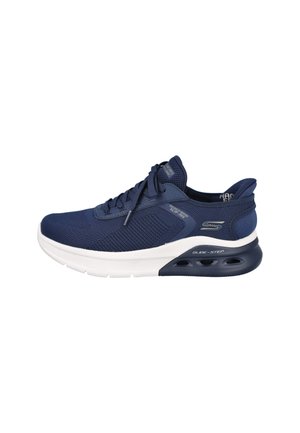 Zapatilla deportiva de la marina con parte superior de malla, entresuela blanca acolchada y suela exterior de goma negra con cámaras de aire. Diseño con cordones y detalle de logo.