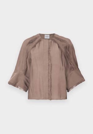 Blusa taupe com mangas largas 3/4, acabamento com franjas ao longo das costuras e punhos, decote redondo e fecho frontal oculto.