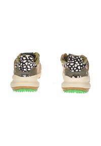 Zapatillas de cordones con una parte superior de ante beige texturizado, talón de patrón en blanco y negro, y suela verde. Cuentan con amortiguación y un diseño robusto.