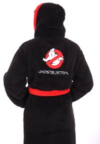 Svart fleece-badräkt med röd huva och bälte. På baksidan finns en vit Ghostbusters-logga inom en röd cirkel och texten "GHOSTBUSTERS."