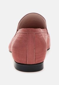 Rožinės audinės loaferiai su lygiu paviršiumi, apvaliu pirštu, žemu juodu kulniuku ir subtiliais siuvinėjimo elementais gale.