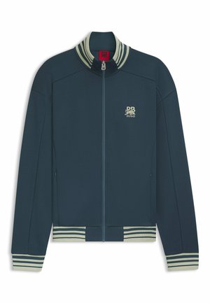 Giacca zip-up blu navy con colletto a coste, strisce verdi a contrasto sui polsini e sull'orlo, e un logo discreto sul petto. Adatta per un look casual.