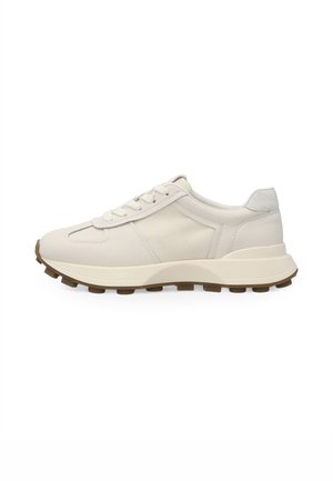 Sportlicher Sneaker in Off-White mit Schnürdesign, gepolsterter Sohle und brauner, strukturierter Laufsohle, seitlich auf weißem Hintergrund dargestellt.