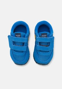 Blå barnsko laget av semsket skinn og nylon, med to borrelåsremmer, teksturerte såler og en gul akzentlogo på siden.