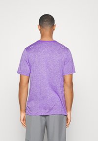 Nike Performance RISE - T-shirt desportiva - action grape heather/silver