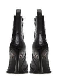 Stivaletti neri in pelle con texture a stampa coccodrillo, tacchi a stiletto sottili e chiusura con zip sul retro. Finitura liscia con accenti minimi.