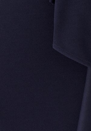 Navyblauwe stof met een zachte, gladde textuur. Het materiaal lijkt lichtgewicht met een lichte glans, met gevouwen randen en een eenvoudig ontwerp.