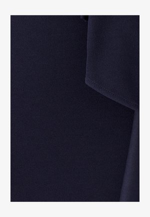 Tumedat sinine kangas pehme ja siledaga tekstuuriga. Materjal näeb kerge välja ning omab kerget sära, millel on volditud servad ja lihtne disain.