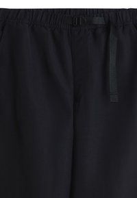 Zwarte elastische pantalon met een vlakke voorkant en verstelbaar trekkoord. De stof lijkt soepel en lichtgewicht, geschikt voor casual draag.