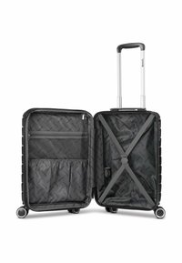 Maleta rodante con un exterior negro duro y texturizado, que cuenta con un interior espacioso con bolsillos de malla y correas ajustables para organización.