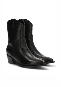 Botas de cowboy de cuero negro hasta el tobillo con puntas afiladas, tacones bajos apilados, paneles laterales y sin herrajes visibles ni acentos decorativos.