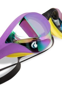 Gafas de buceo con un marco morado y amarillo, lentes multicolores reflectantes y una cinta negra. Presenta un logo en el lado.