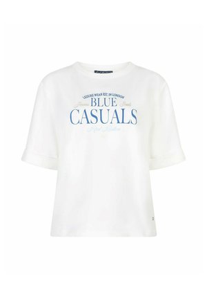Wit T-shirt met korte mouwen met blauwe tekst "Blue Casuals" en kleinere zinnen "Leisure wear est. in London" en "Red Button" aan de voorkant.