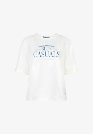 Wit T-shirt met korte mouwen met blauwe tekst "Blue Casuals" en kleinere zinnen "Leisure wear est. in London" en "Red Button" aan de voorkant.