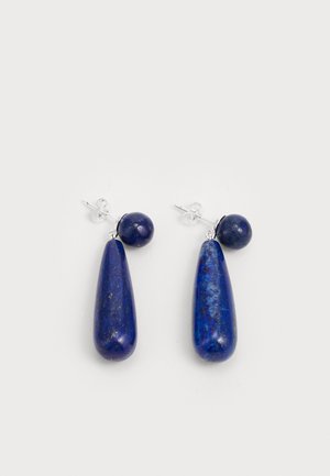 Pendientes de lapislázuli con forma de lágrima y una perla redonda, que presentan un color azul profundo con destellos dorados, asegurados con herrajes de plata.