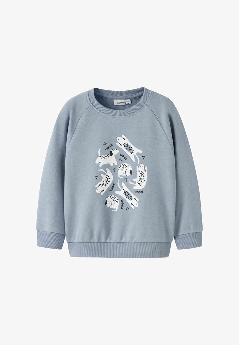 Sudadera azul claro con cuello redondo y puños acanalados. Presenta un diseño divertido de perros blancos con manchas negras y un texto que dice "PERROS" y "BARK".