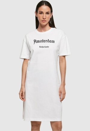 Hvit bomulls t-skjorte kjole med korte ermer, med svart grafisk tekst sentrert på brystet som sier "Amsterdam Nederland."