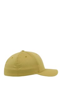 Khaki baseballcap met een gebogen rand, zespanelenconstructie, gestikte details en ventilatiegaten op de kroon.