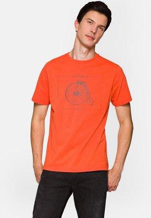 Pomarańczowa koszulka bawełniana z grafiką przedstawiającą vintage'owy rower w kolorze niebieskim, z krótkimi rękawami i okrągłym dekoltem.