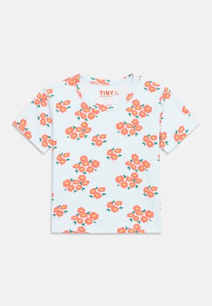Tricou alb cu mâneci scurte pentru copil, cu decolteu rotund și model floral portocaliu și coral pe tot corpul, cu frunze verzi.
