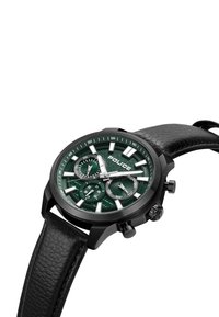 Črn chronografski ura z zeleno teksturirano številčnico, belimi označevalci ur in usnjeno zapestnico. Ima tri sub-številčnice in črn ohišje.